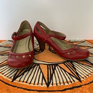 EXPRESSIONS STRAP RED HEEL SHOE Y2K 6M